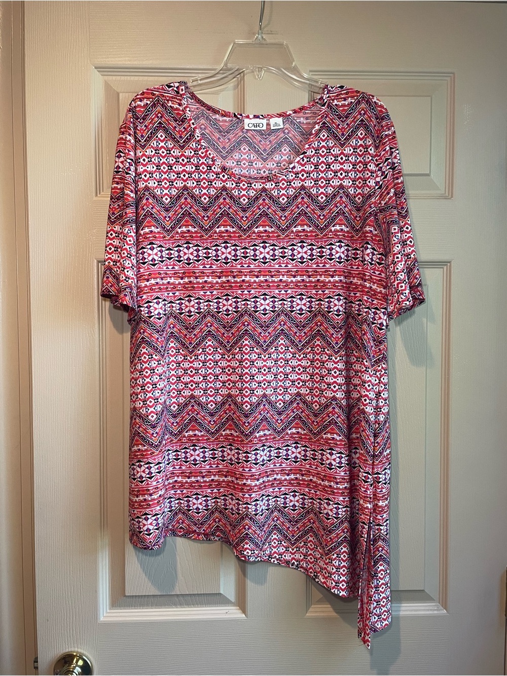 Cato Women’s Red Scoopneck Aztec Chevron Assymetrical Top w/Side Slit, Size XL